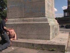 Девушка трахается в общественном месте возле памятника в парке